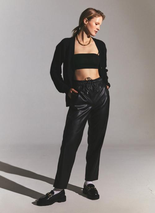 С чем носить женские брюки. Виды классических женских брюк, как правильно и с чем их носить 20