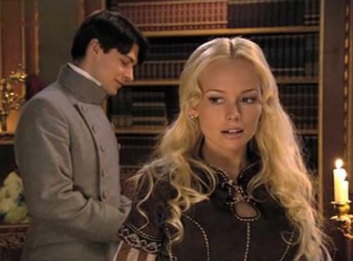 Елена Корикова живет в Черногории с богатым мужем. Елена Корикова вышла замуж за чиновника и живет на вилле в Черногории 17