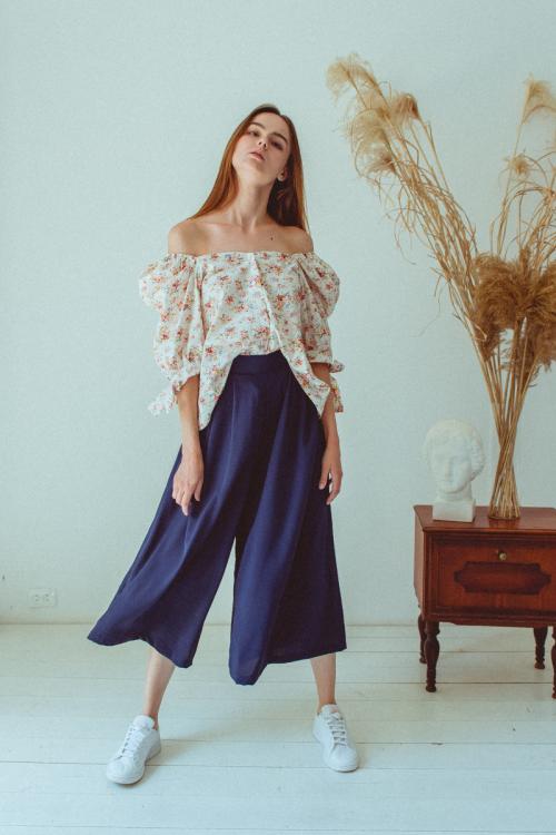 С чем носить темно-синие бархатные брюки женщине.. Популярные модели и фасоны