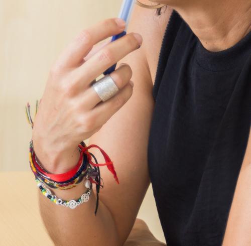 Как выбрать украшения для белой рубашки: советы экспертов 08