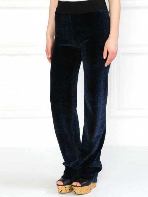 Какую обувь носить с бархатными брюками. Как и с чем носить женские брюки из бархата