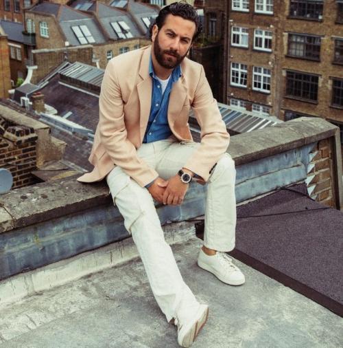 Что одеть под белые брюки мужчине. 9 интересных образов, которые показывают, что белые брюки мужчинам можно смело носить и зимой, и летом