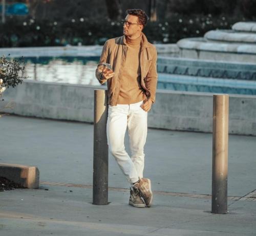 Что одеть под белые брюки мужчине. 9 интересных образов, которые показывают, что белые брюки мужчинам можно смело носить и зимой, и летом