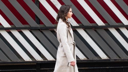 Какие виды пальто можно носить в летние месяцы. Модное летнее пальто: как его правильно выбрать