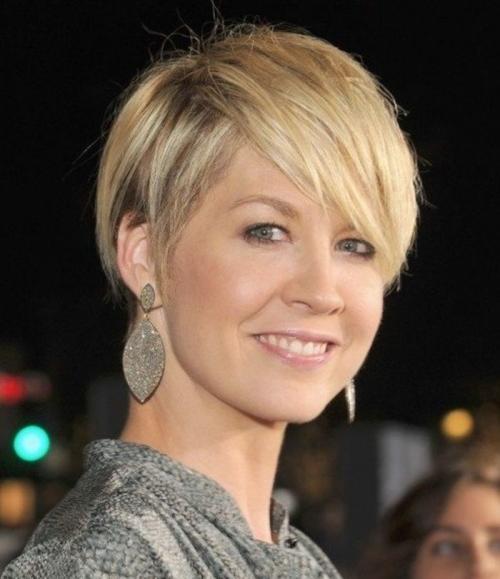 Причёски которые молодят женщину посл.  Красивые стрижки, которые молодят женщину после 40 лет с фото