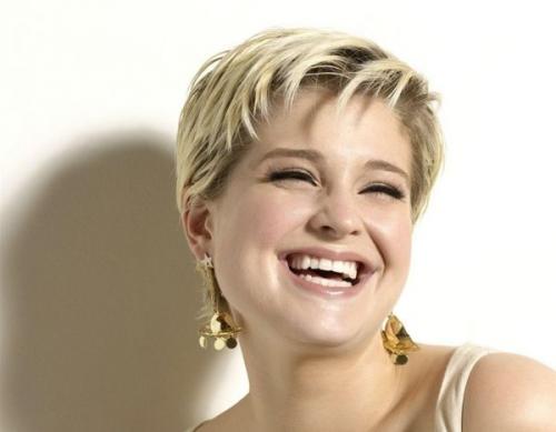 Короткой шеей стрижки для полных женщин с двойным подбородком. Модные стрижки для девушек с полным лицом