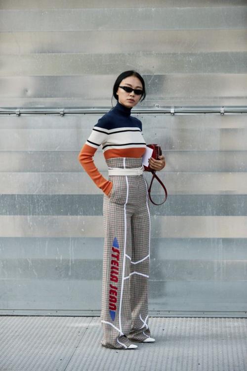 Черные брюки женские с высокой посадкой. Актуальный тренд 2021: 15 модных образов с брюками с завышенной талией