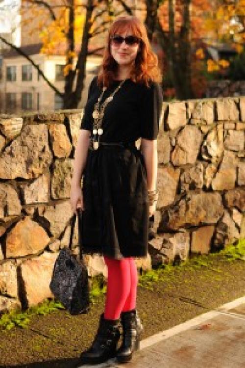 Что надеть с красными колготками. С чем носить красные колготки