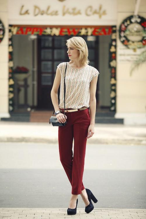 Что надеть с красными брюками женщине 40 лет. Какие знаменитости за 40 предпочитают красный цвет в одежде? 05 Что надеть с красными брюками женщине 40 лет. Какие знаменитости за 40 предпочитают красный цвет в одежде? 05