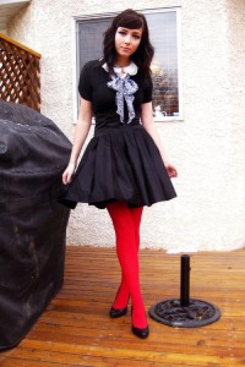 Что надеть с красными колготками. С чем носить красные колготки