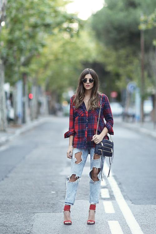 Что надеть с красными босоножками. Босоножки красного цвета – выбор смелых