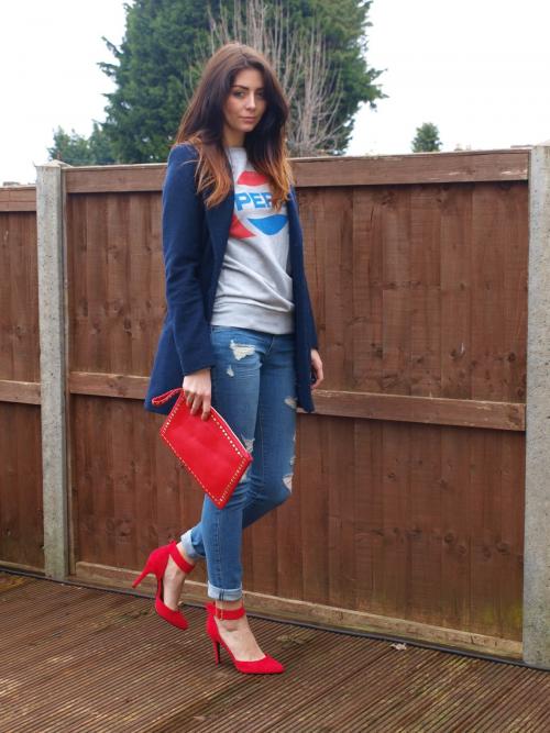 Что надеть с красными босоножками. Босоножки красного цвета – выбор смелых