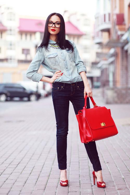 Что надеть с красными босоножками. Босоножки красного цвета – выбор смелых