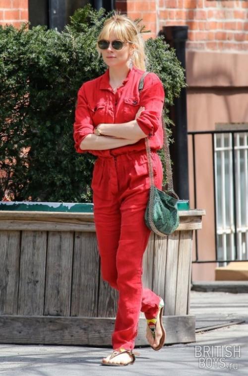 Что надеть с красными брюками женщине 40 лет. Какие знаменитости за 40 предпочитают красный цвет в одежде? 02 Что надеть с красными брюками женщине 40 лет. Какие знаменитости за 40 предпочитают красный цвет в одежде? 02