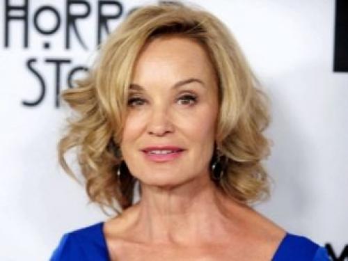 Стрижки для женщин старше 40 лет без челки. Стрижка градуированное каре на короткие волосы - фото 17 Стрижки для женщин старше 40 лет без челки. Стрижка градуированное каре на короткие волосы - фото 17