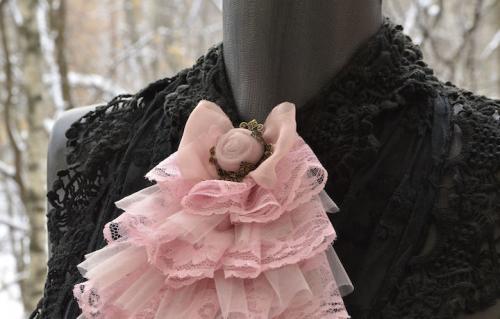 Как носить кружевные воротники сейчас. Воротник жабо из кружева. Фото модных образов