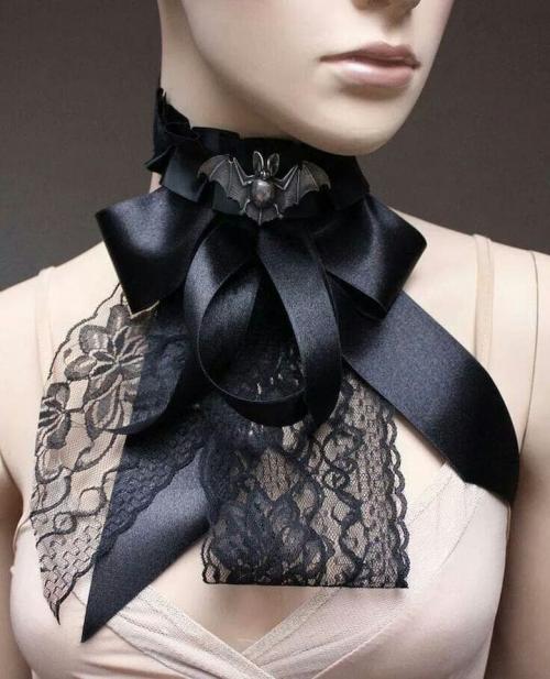 Как носить кружевные воротники сейчас. Воротник жабо из кружева. Фото модных образов