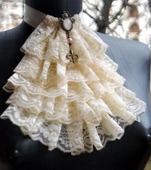 Как носить кружевные воротники сейчас. Воротник жабо из кружева. Фото модных образов