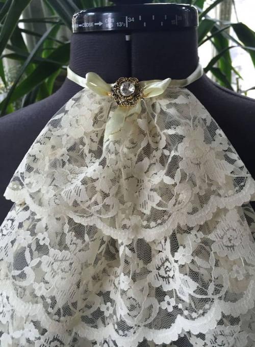 Как носить кружевные воротники сейчас. Воротник жабо из кружева. Фото модных образов