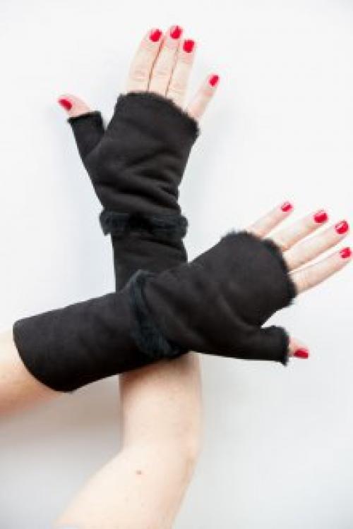 С чем носить кружевные митенки. Примеры трендовых материалов