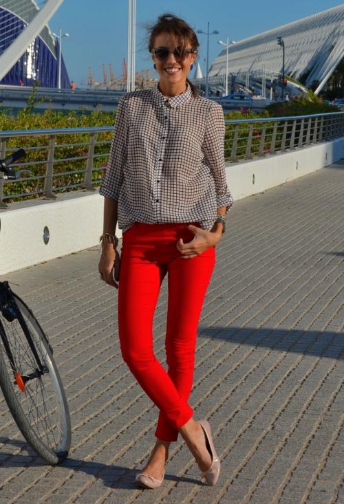 С чем носить красные широкие брюки. Нюансы создания ансамблей с различными фасонами брюк