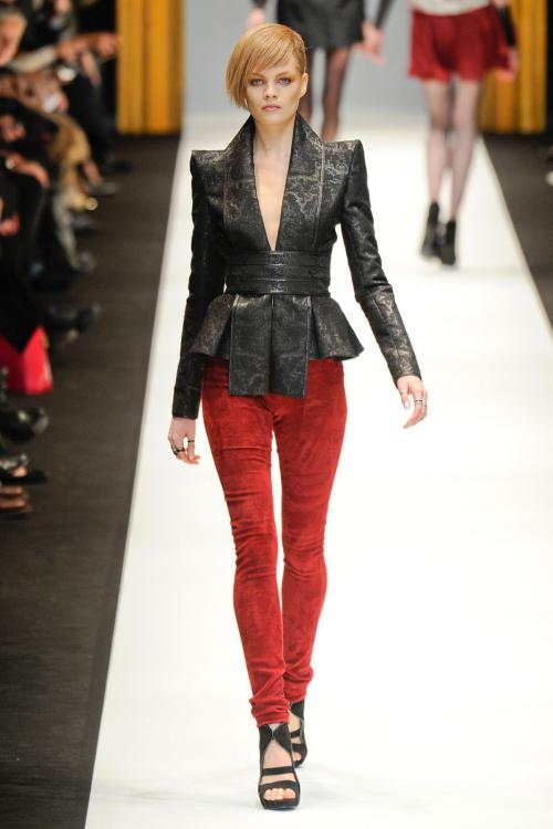 С чем носить красные широкие брюки с завышенной талией. Легенда о Red Pants