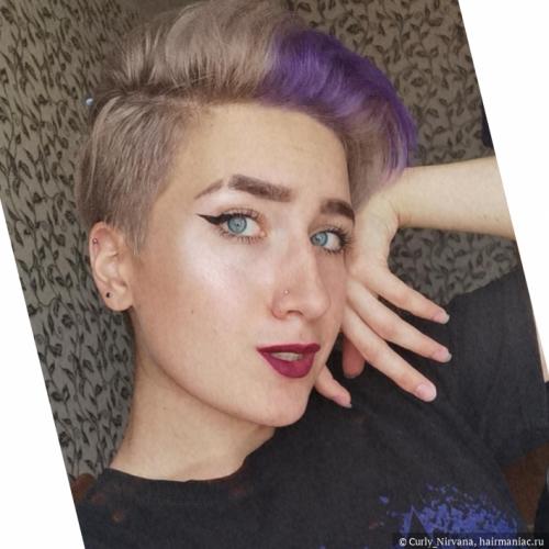 Какие средства необходимо использовать для изменения цвета волос на блондинку. Разбавленные пигменты прямого действия В отличие от оттеночных средств, пигменты прямого действия, как правило, не разбавлены косметической базой (если это не пастельные цвета), а являются насыщенными. Это именно те пигменты, которые используют для получения ярких цветов волос. Как же использовать их блондинкам? Необходимо разбавить буквально капли синего или фиолетового пигмента с маской или бальзамом без силиконов и нанести на чистые влажные волосы, выдержать определенное количество времени и смыть.