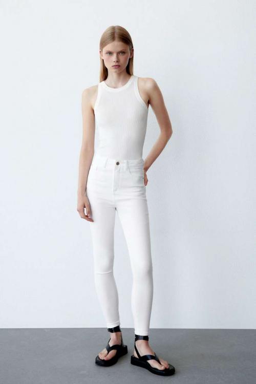 С чем носить белые брюки 2021. С чем носить белые джинсы: стильные луки на заметку