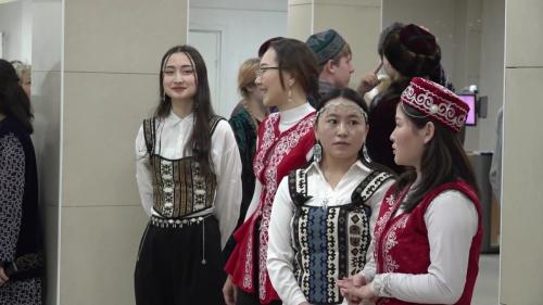 Какие популярные бренды и дизайнеры работают в казахской национальной женской моде