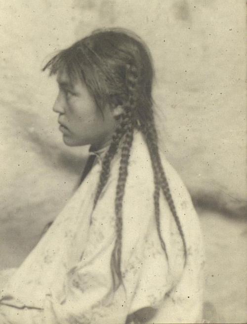 Какие популярные бренды и дизайнеры работают в казахской национальной женской моде