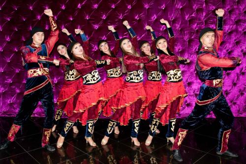Казахский костюм женский. Казахский национальный костюм