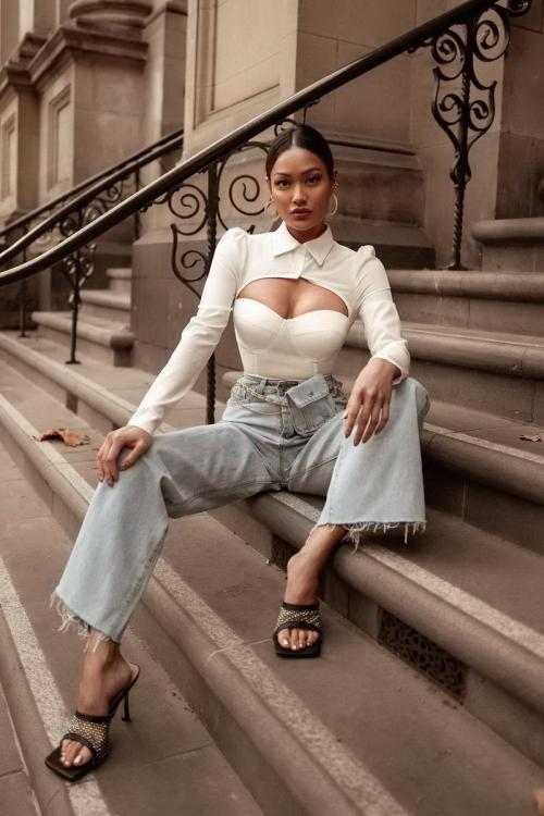 Стильные женские джинсы с кружевом. С чем носить такую модель 22