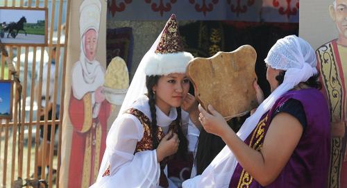 Казахский костюм женский. Казахский национальный костюм