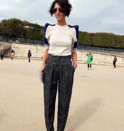 С чем носить кожаные брюки бананы. Стильные луки с брюками бананами