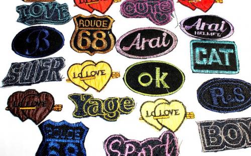 Как можно украсить белую рубашку с помощью наклеек. Разновидности