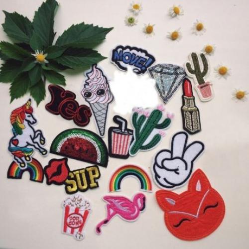 Как можно украсить белую рубашку с помощью наклеек. Разновидности