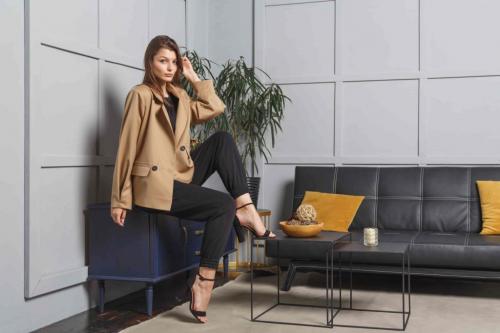 Модные брюки 2020 женские. Модные женские брюки на 2020. Стильные брюки для женщин в этом году