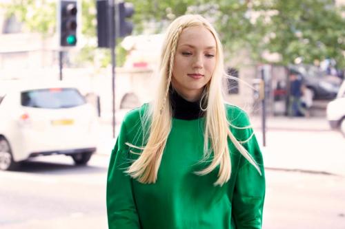 Прическа с прядями у лица. Горячий тренд лета 2021 — тонкие акцентные косички у лица