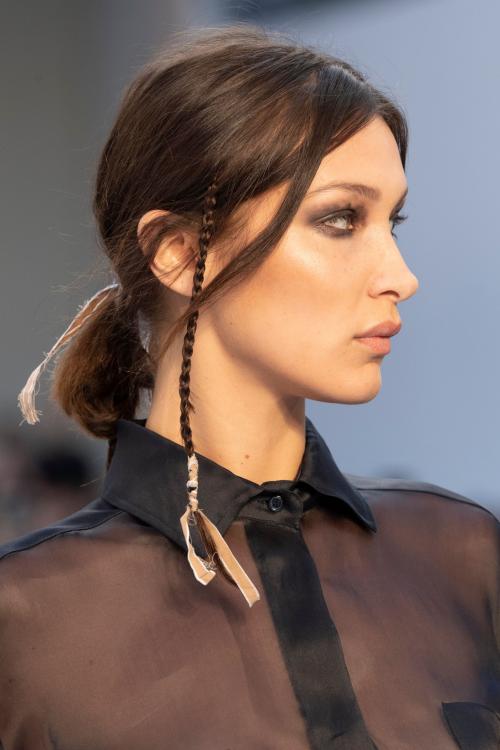 Прическа с прядями у лица. Горячий тренд лета 2021 — тонкие акцентные косички у лица