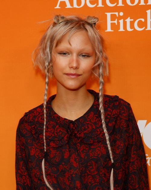 Прическа с прядями у лица. Горячий тренд лета 2021 — тонкие акцентные косички у лица