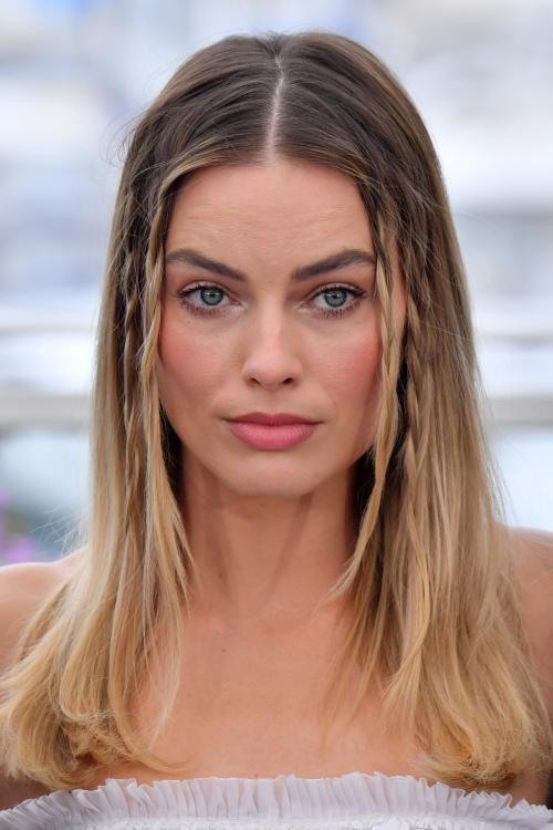 Прическа с прядями у лица. Горячий тренд лета 2021 — тонкие акцентные косички у лица