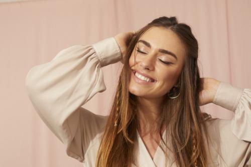 Прическа с прядями у лица. Горячий тренд лета 2021 — тонкие акцентные косички у лица