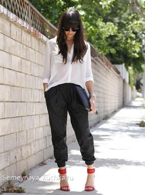 Спортивные штаны с резинкой внизу. С джоггерами-брюками на резинке.