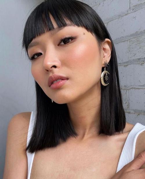 Модные стрижки с челкой 2024-2025. Стрижки с челкой на средние волосы