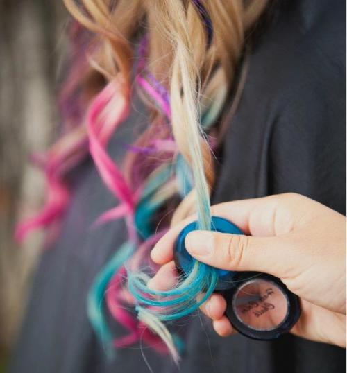 Прически с цветными прядями для детей. Мелки для волос