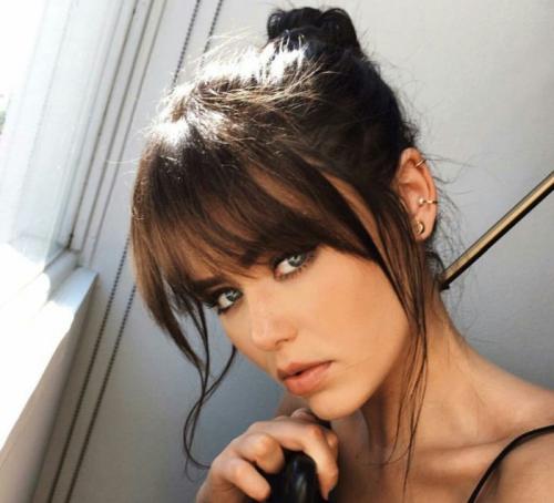 Черные волосы: как выбрать и применить челку шторка 2024 20 Черные волосы: как выбрать и применить челку шторка 2024 20