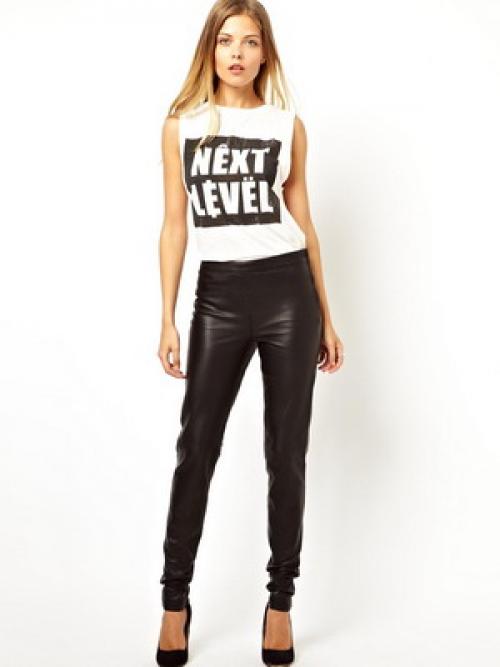 Модные кожаные брюки 2022. Гид по трендовым кожаным женским брюкам сезона осень 2022 09