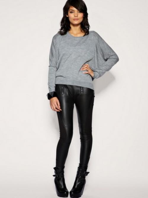 Модные кожаные брюки 2022. Гид по трендовым кожаным женским брюкам сезона осень 2022 08