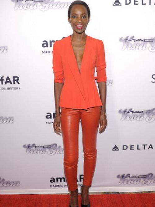 Модные кожаные брюки 2022. Гид по трендовым кожаным женским брюкам сезона осень 2022 16