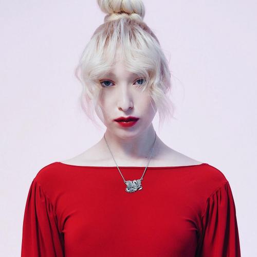 Что такое объемная модная челка по бокам. Как выглядит удлиненная по бокам челка?